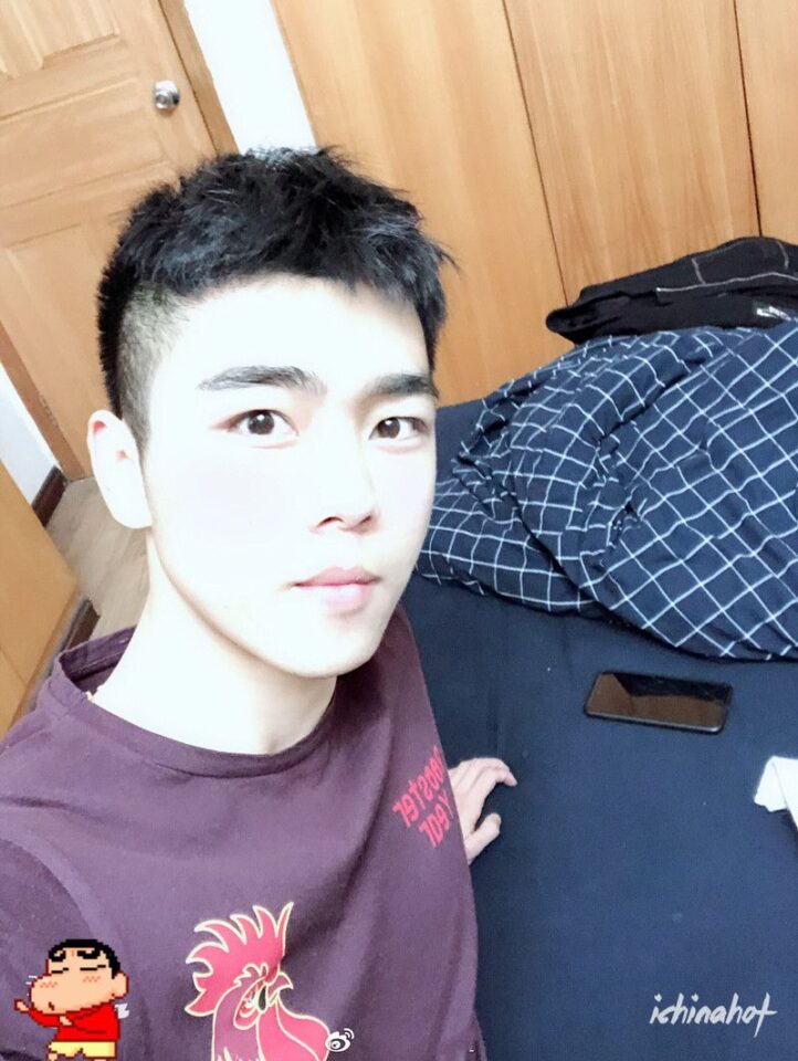 探探网红肌肉帅哥自拍照，健身房和厕所疯狂秀