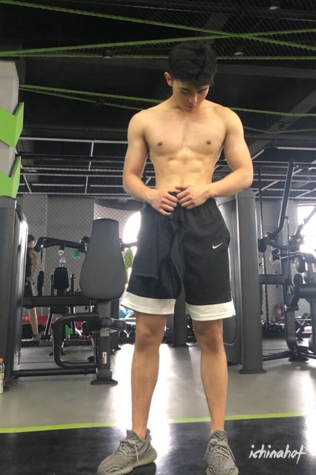 探探网红肌肉帅哥自拍照，健身房和厕所疯狂秀