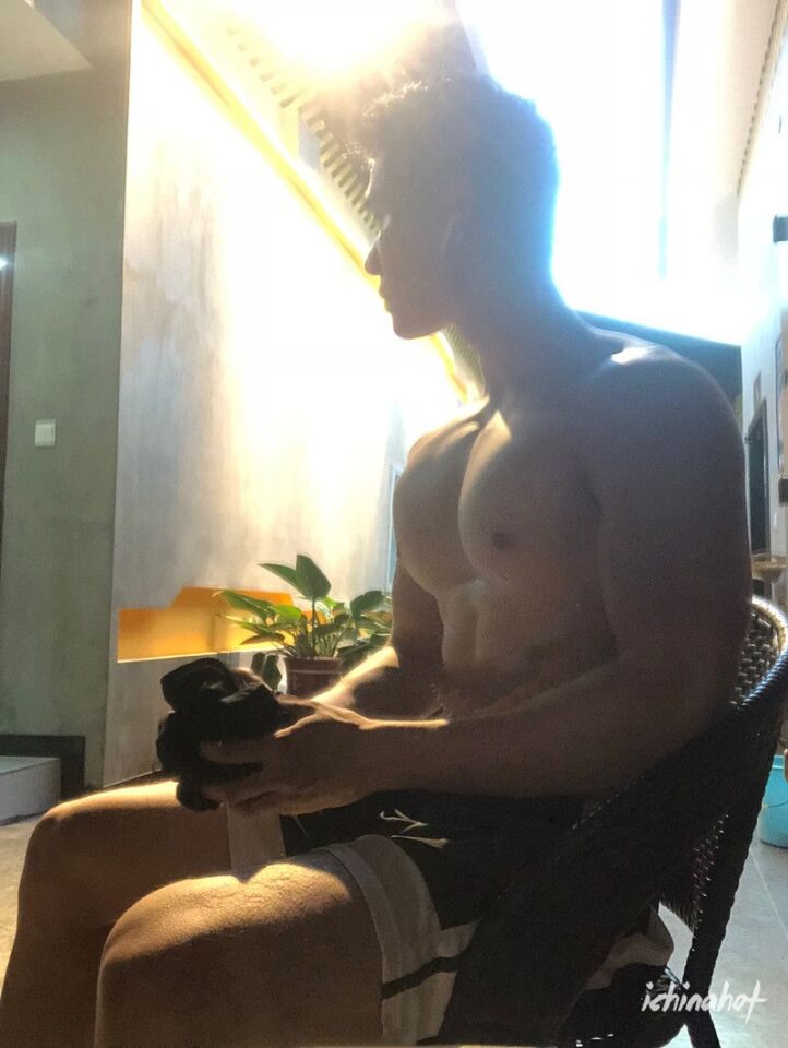 探探网红肌肉帅哥自拍照，健身房和厕所疯狂秀