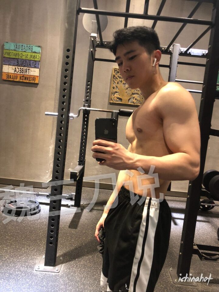 探探网红肌肉帅哥自拍照，健身房和厕所疯狂秀