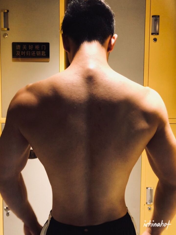 探探网红肌肉帅哥自拍照，健身房和厕所疯狂秀