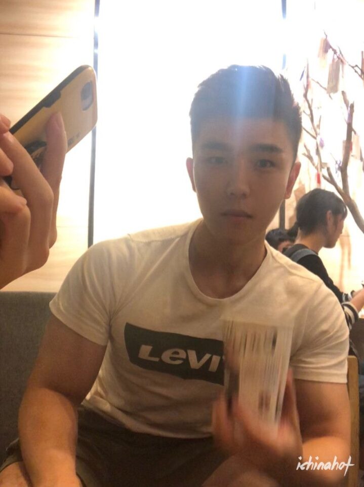 探探网红肌肉帅哥自拍照，健身房和厕所疯狂秀