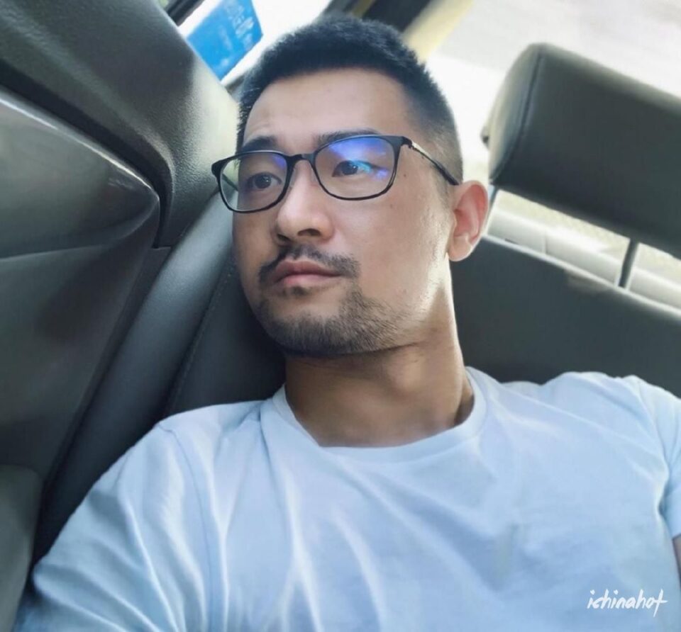 小胡茬眼镜帅哥，这个男人不一样 - 图1