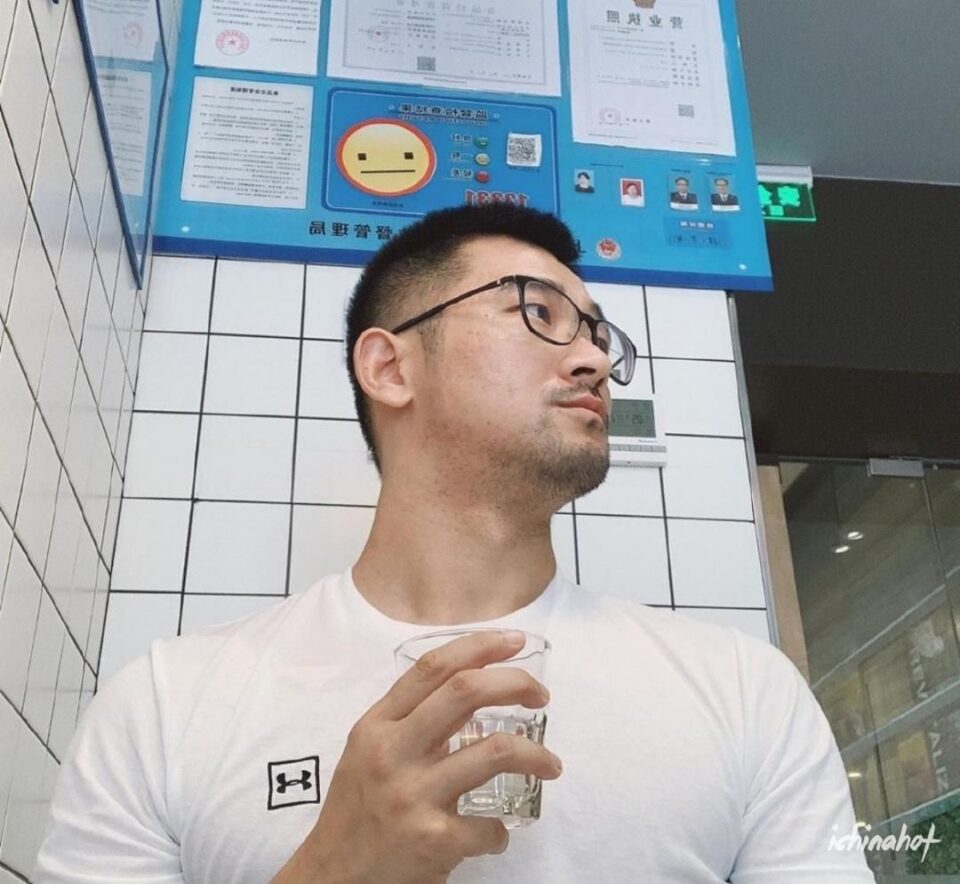小胡茬眼镜帅哥，这个男人不一样 - 图6