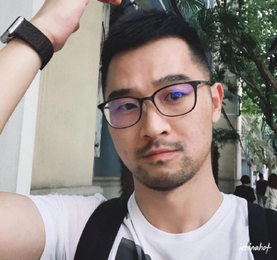 小胡茬眼镜帅哥，这个男人不一样 - 图3