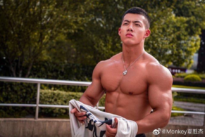 这身材我可以！超爷们黝黑爆衣肌肉体育生微博 - 图5