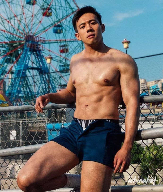 喷鼻血！肌肉猛男在游乐园大胆天体暴露！惊呆路人 - 图6