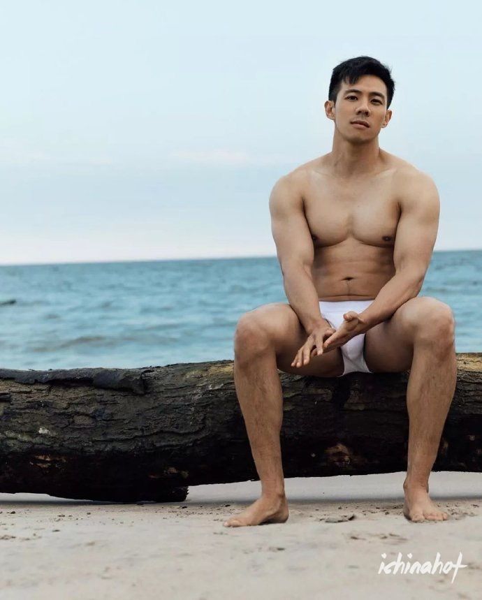 喷鼻血！肌肉猛男在游乐园大胆天体暴露！惊呆路人 - 图2