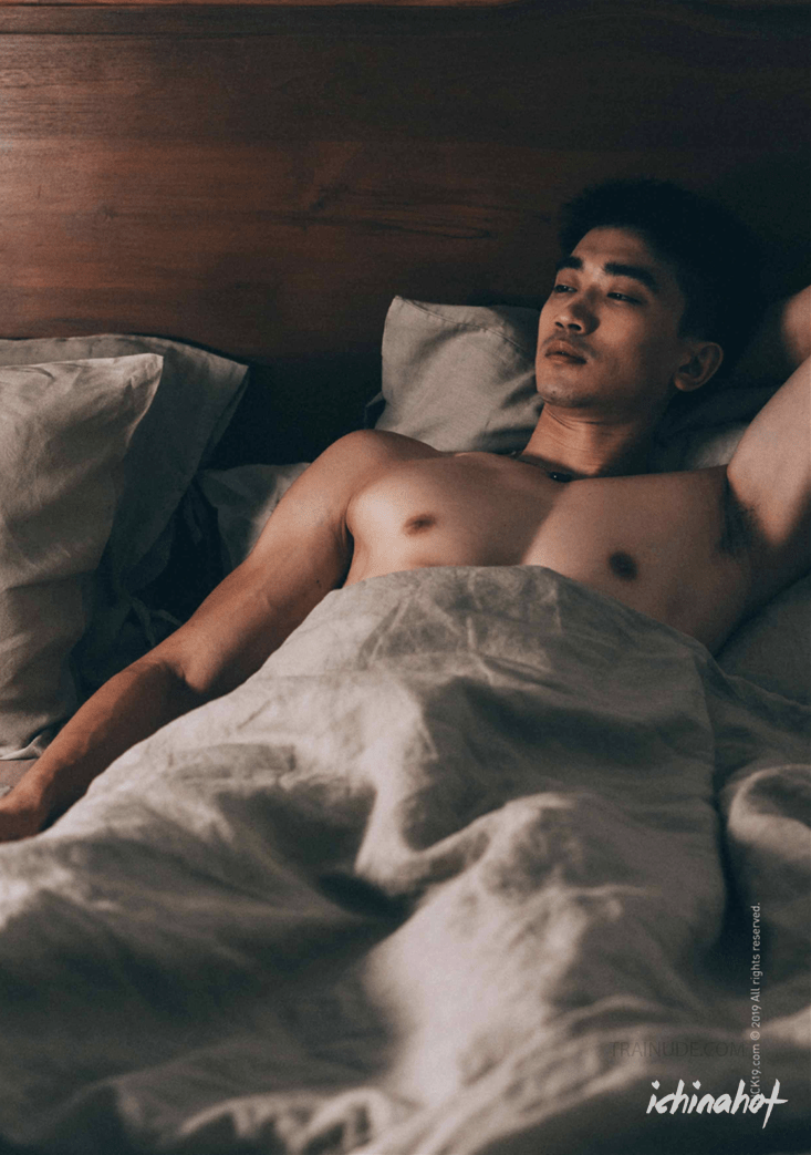男神凯森kayson床照超诱惑写真，你的手在干嘛？ - 图1
