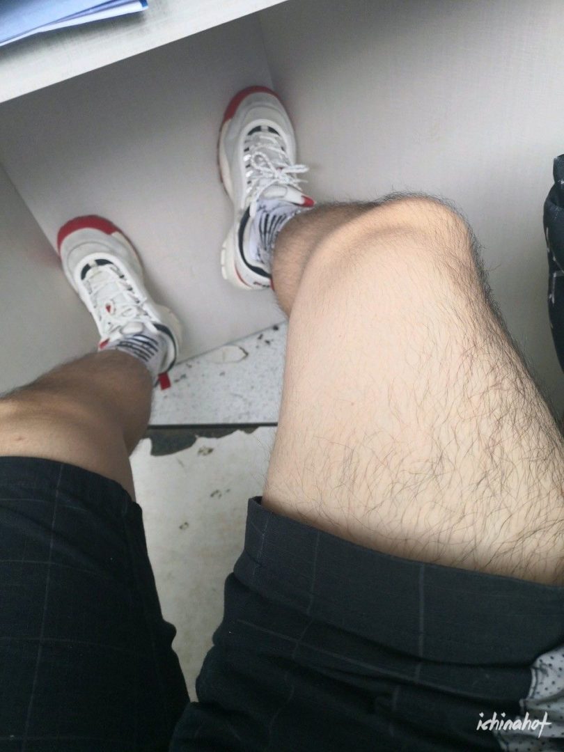 腿控福利：15个帅哥的大长腿，白袜浓毛无毛都有