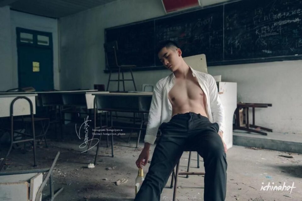 洪子晏摄影作品：夏日教室性感肌肉帅哥嘉辉Allen - 图2