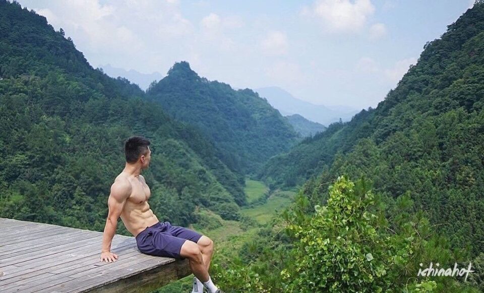 想舔屏的超帅肌肉硬汉小哥~奶凶奶凶的 - 图2
