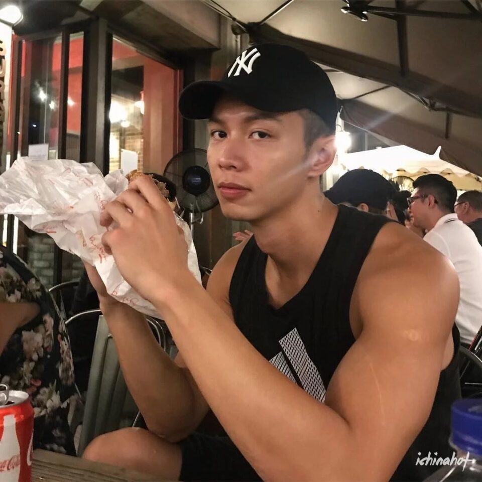 曾经的帅气体育生，排球运动员下海拍片啦 - 图2