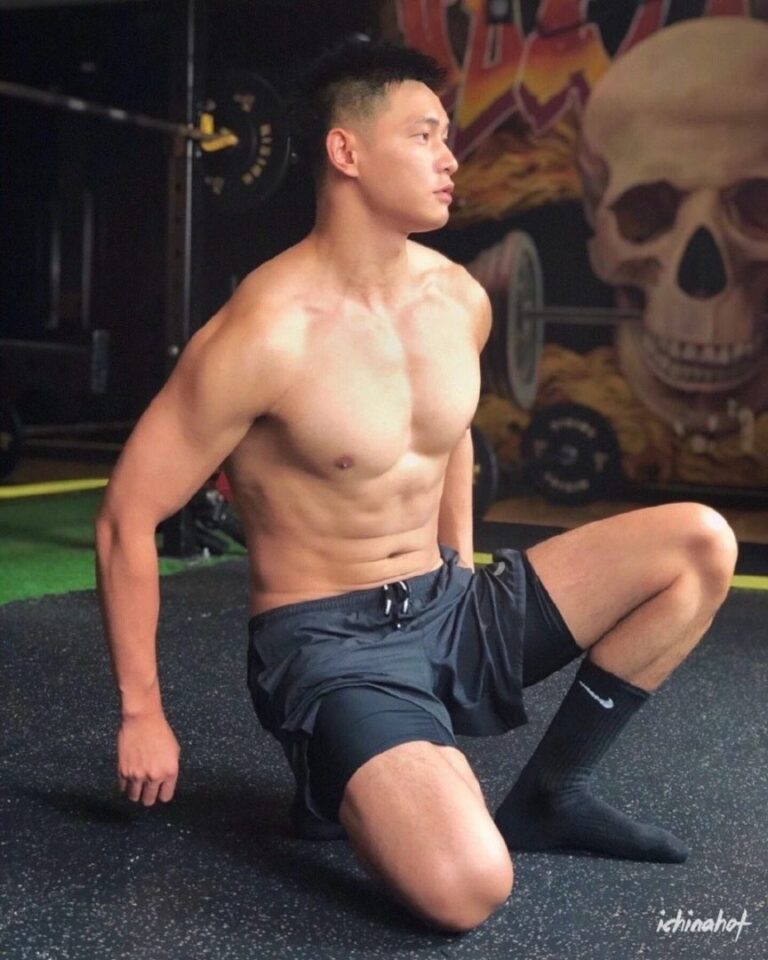 190CM微博肌肉帅哥，大胸长腿公狗腰，鼻血止不住了！