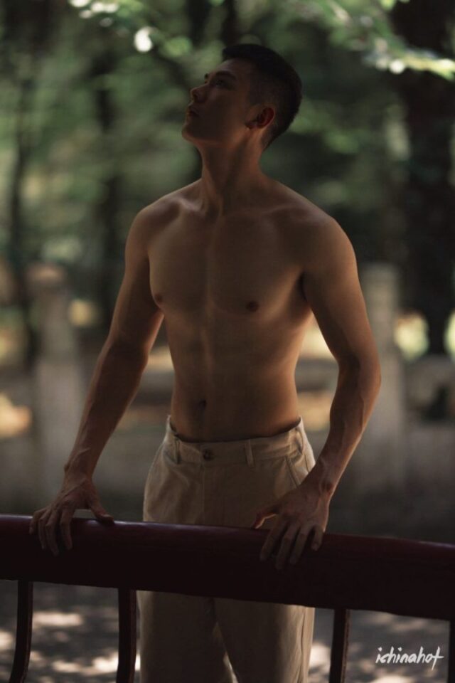 徐维森男色摄影《京都缝隙的阳光》 - 图2