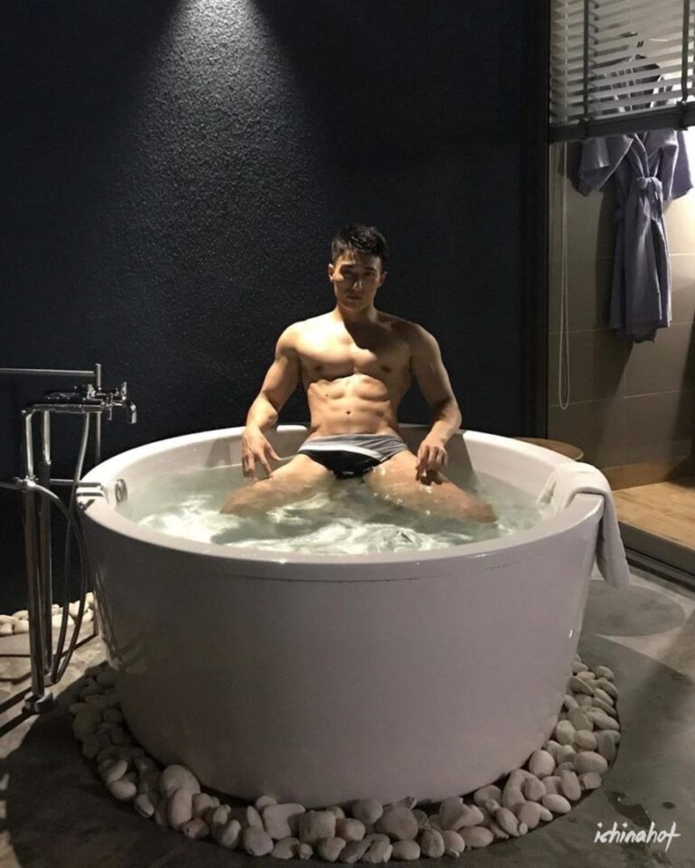 男模浴照放飞自我，白色短裤湿透了，超大一包 - 图6