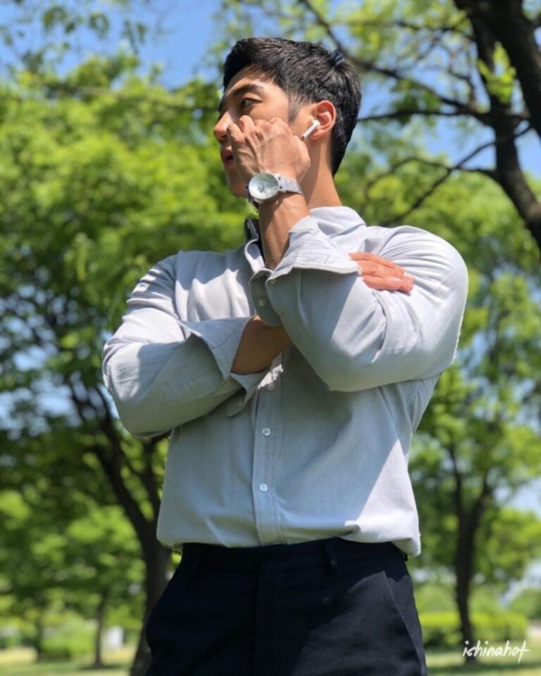 韩国小狼狗超大胸肌撑爆衫，一有机会就露肌肉秀大包！ - 图7