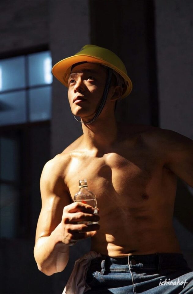 徐维森男色摄影集《三月里撞见工厂的春光灿烂》 - 图2