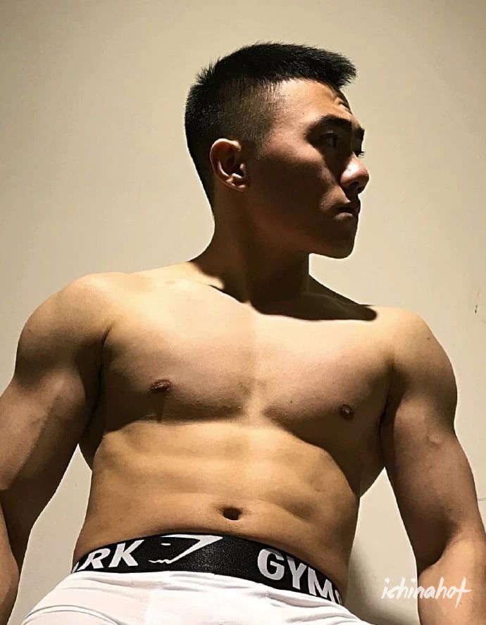 东北电力大学肌肉男谢松锤小视频疯传 - 图1