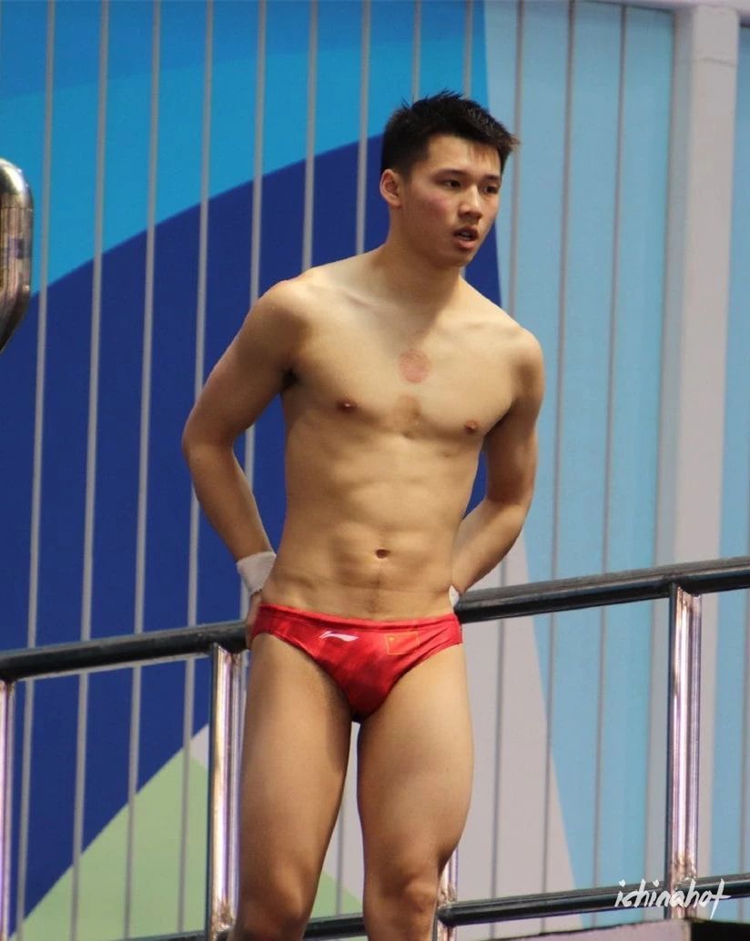 陈艾森最新的跳水图片，果然还是红色泳裤好看！