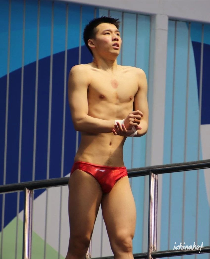 陈艾森最新的跳水图片，果然还是红色泳裤好看！