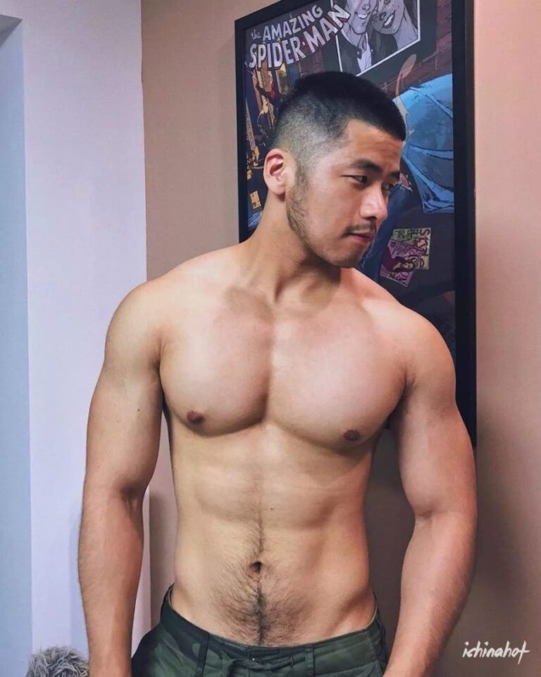 天菜壮熊，一低头就被自己巨大的胸肌吓到了！ - 图3