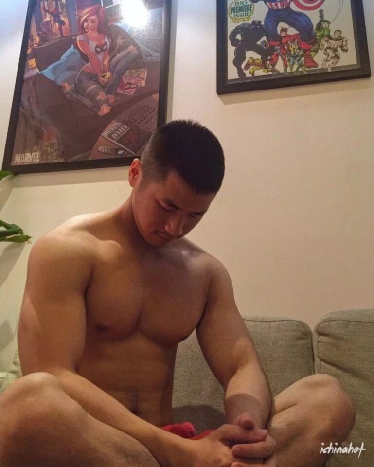 天菜壮熊，一低头就被自己巨大的胸肌吓到了！ - 图2