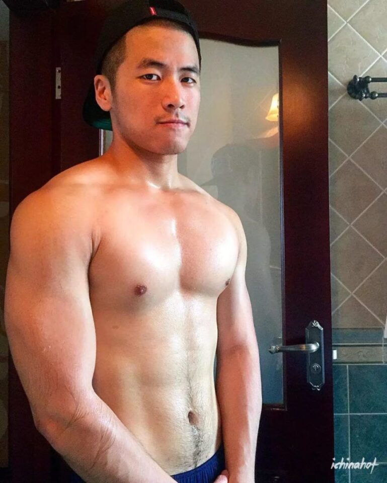 天菜壮熊，一低头就被自己巨大的胸肌吓到了！ - 图4