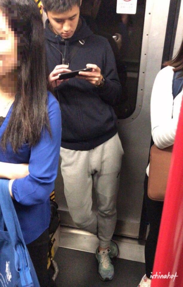 地铁偷拍的极品帅哥，网友刷爆了怎么这么帅！ - 图1