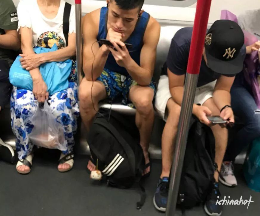 地铁偷拍的极品帅哥，网友刷爆了怎么这么帅！ - 图2