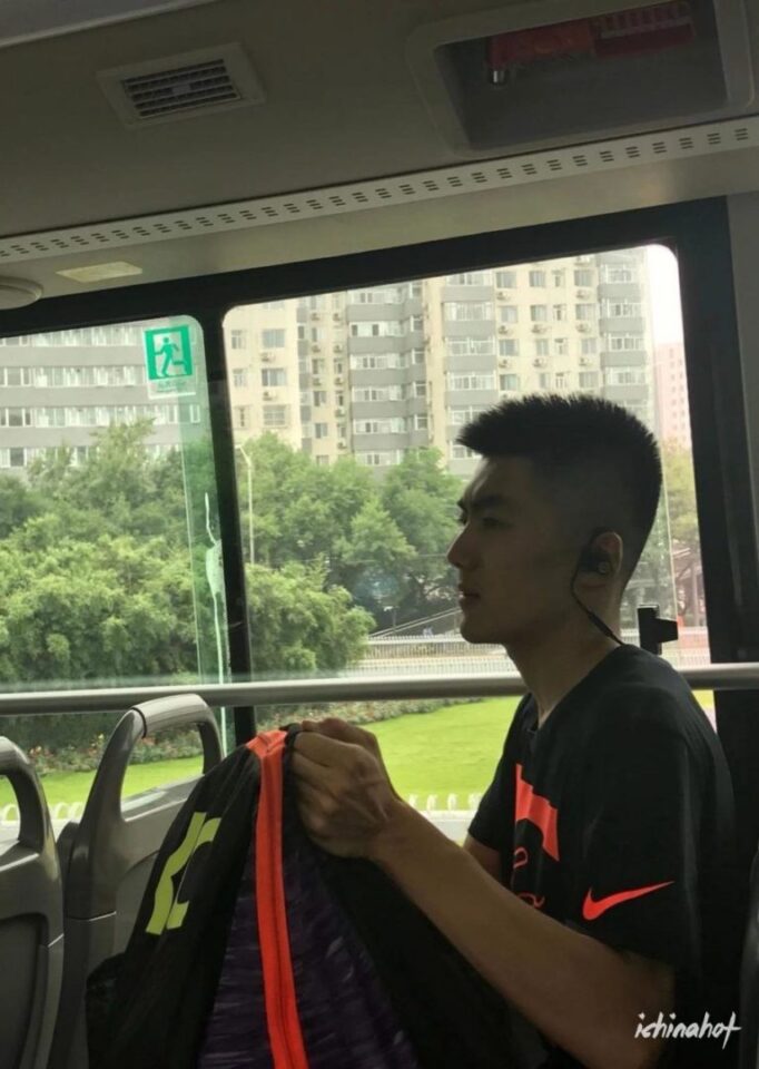 地铁偷拍的极品帅哥，网友刷爆了怎么这么帅！ - 图1