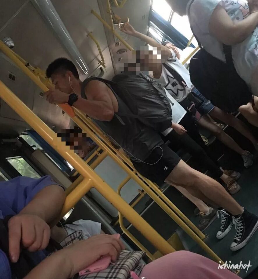 地铁偷拍的极品帅哥，网友刷爆了怎么这么帅！ - 图3