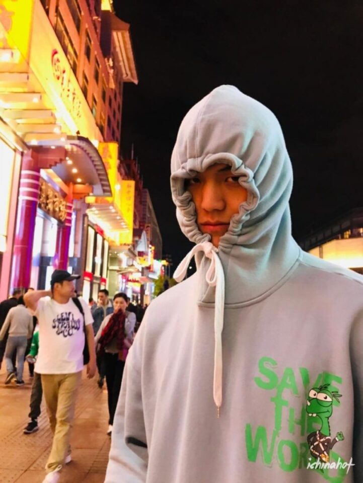 183cm体育生教练鼻子超大，正装颜值不输欧豪 - 图2