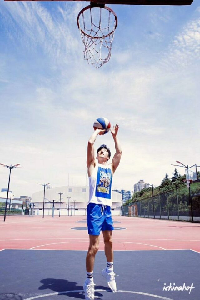 打完球太热，篮球帅哥脱光了
