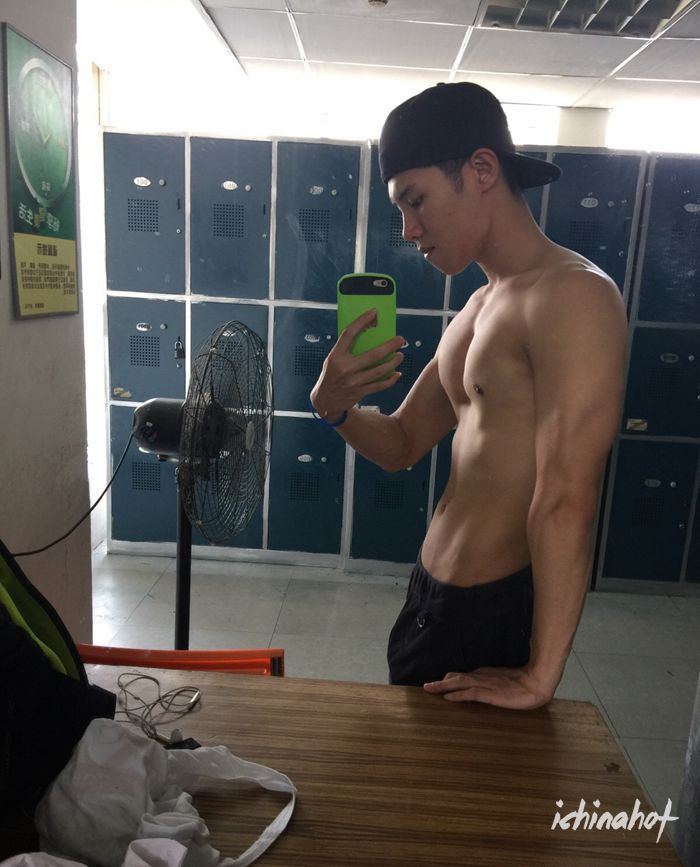 真实生活中的健身直男帅哥，公狗腰帅哥 - 图4