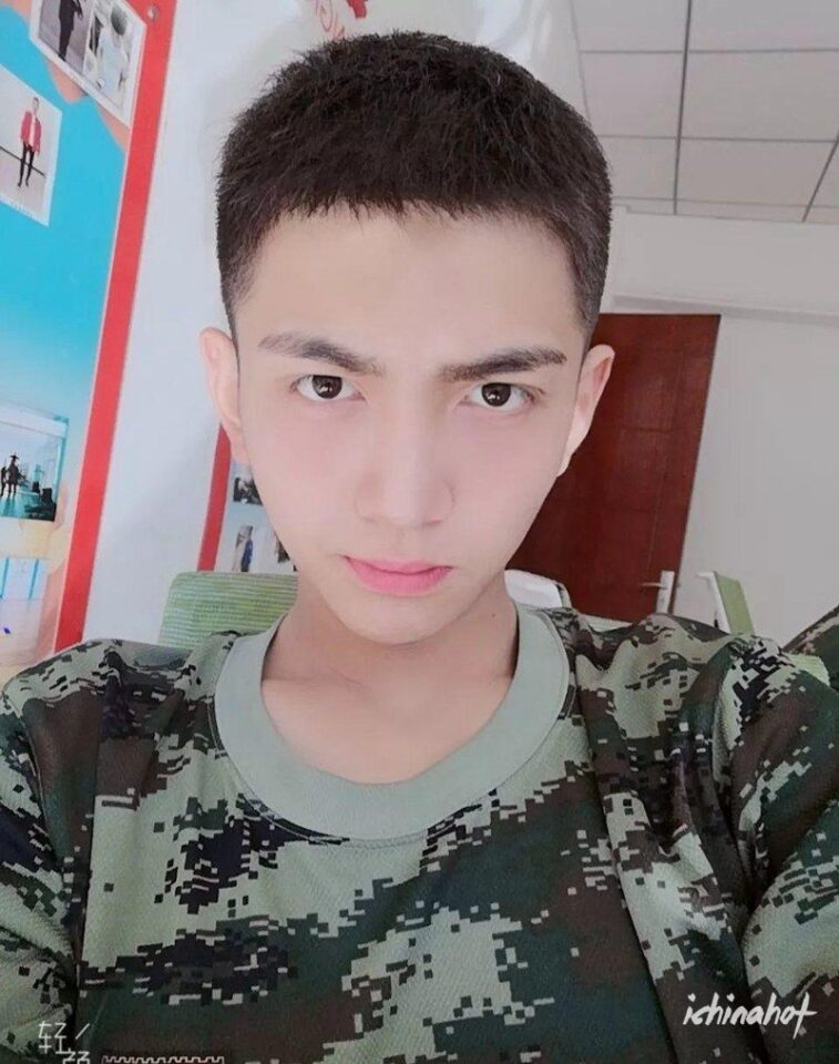 18岁大男孩当消防兵，颜值也太高了 - 图5