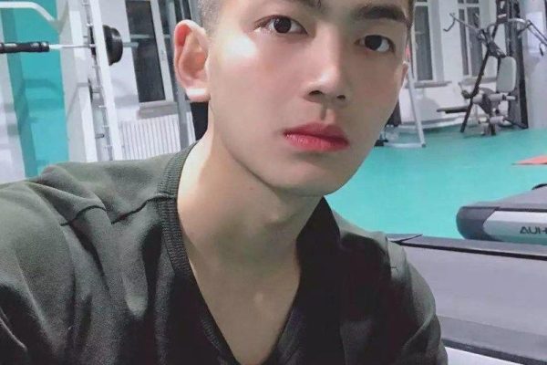 18岁大男孩当消防兵，颜值也太高了