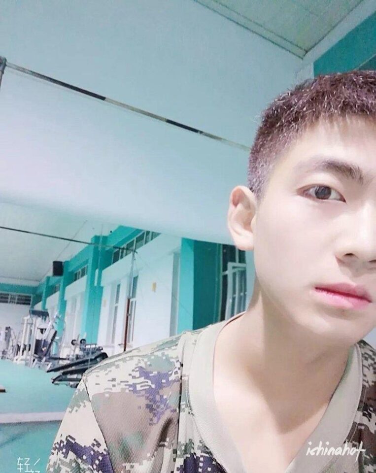 18岁大男孩当消防兵，颜值也太高了 - 图6