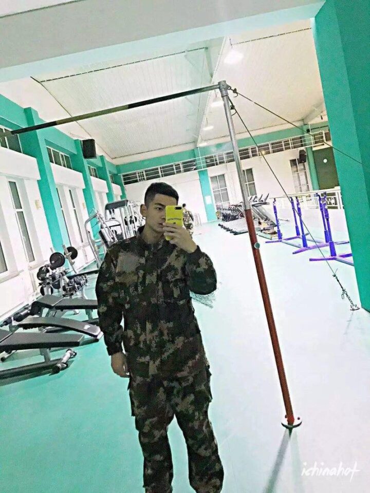 18岁大男孩当消防兵，颜值也太高了 - 图2