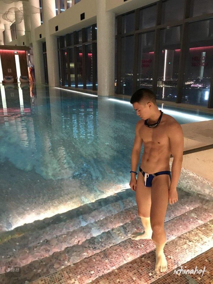 体育生大1被帅哥扒衣服，私下竟然这么high - 图3