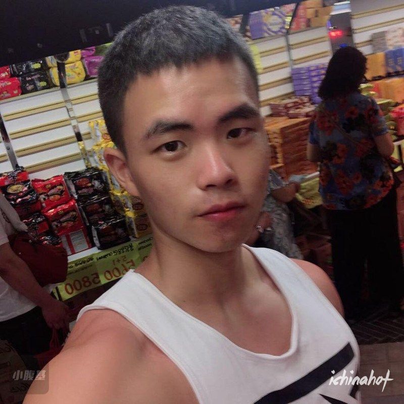 体育生大1被帅哥扒衣服，私下竟然这么high - 图1