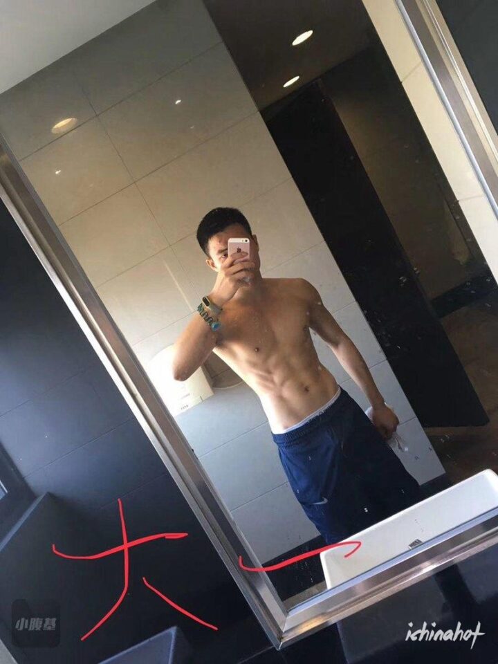体育生大1被帅哥扒衣服，私下竟然这么high - 图2