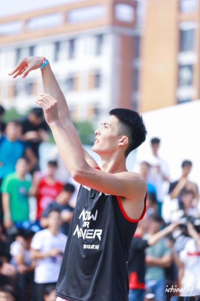 身高2.05米篮球体育生朱松玮，帅到你只要一秒 - 图5
