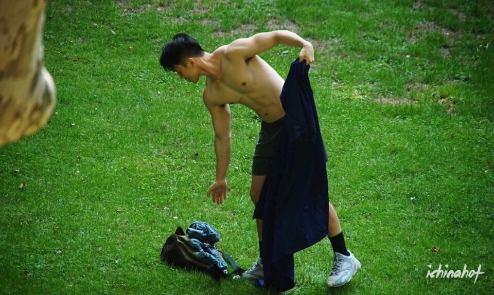 正装眼镜肌肉男蒙眼照被疯传，超多私照大放送 - 图6