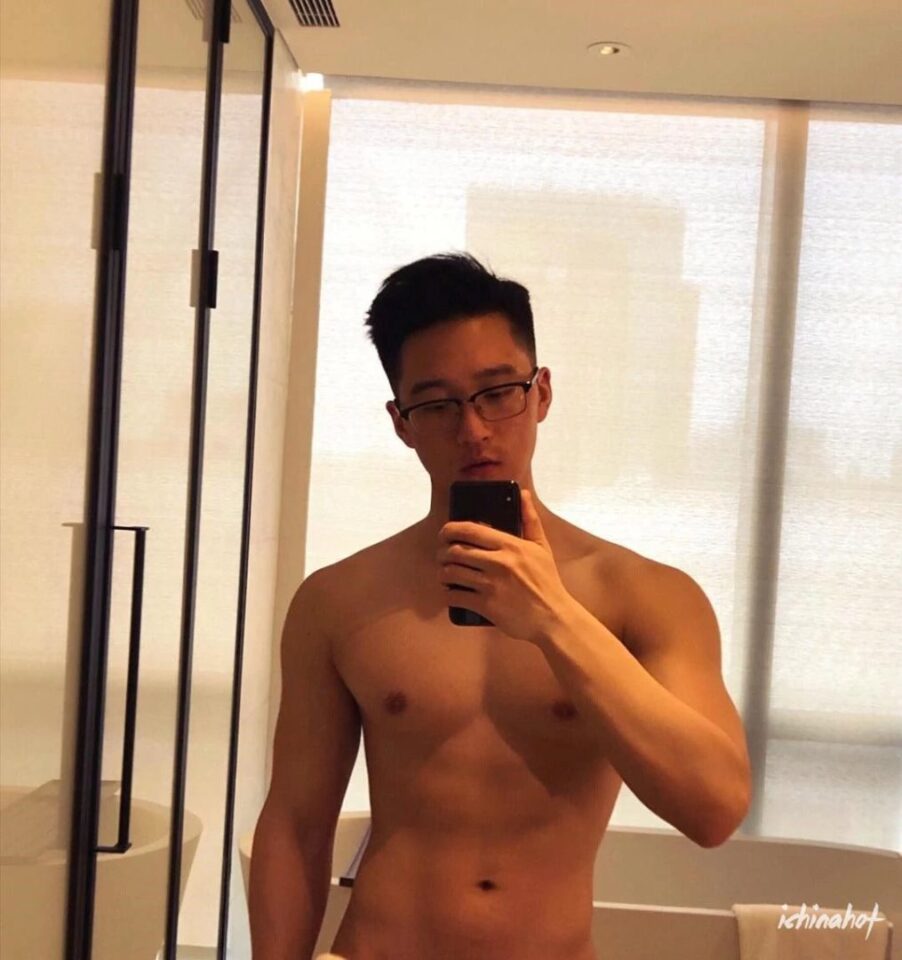 正装眼镜肌肉男蒙眼照被疯传，超多私照大放送 - 图15