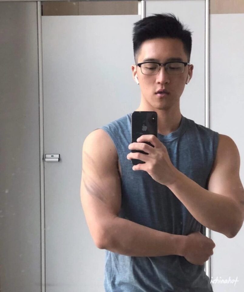 正装眼镜肌肉男蒙眼照被疯传，超多私照大放送 - 图13