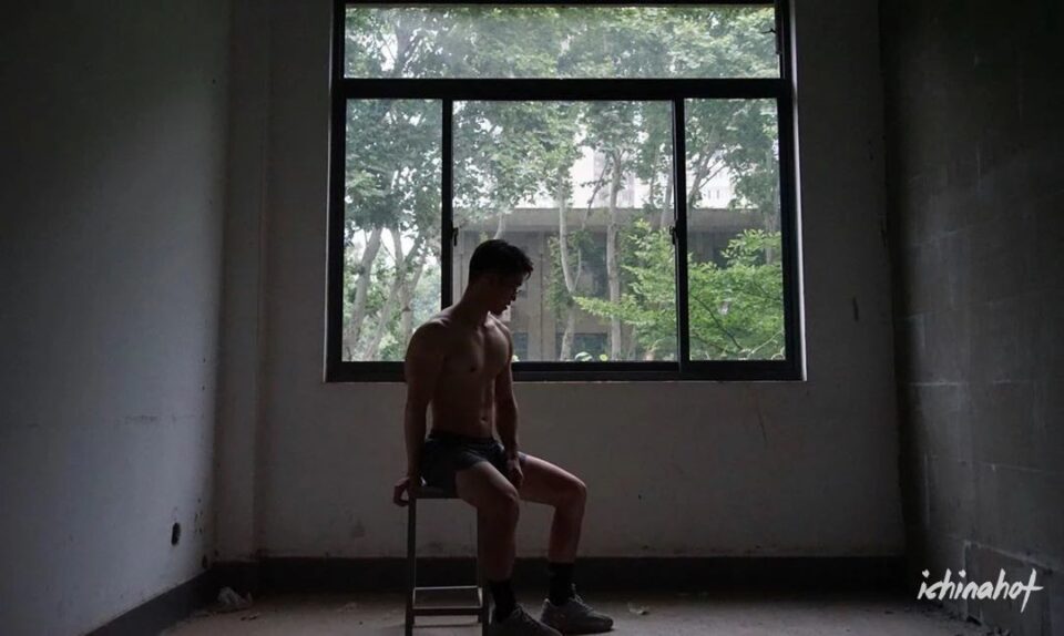 正装眼镜肌肉男蒙眼照被疯传，超多私照大放送 - 图10