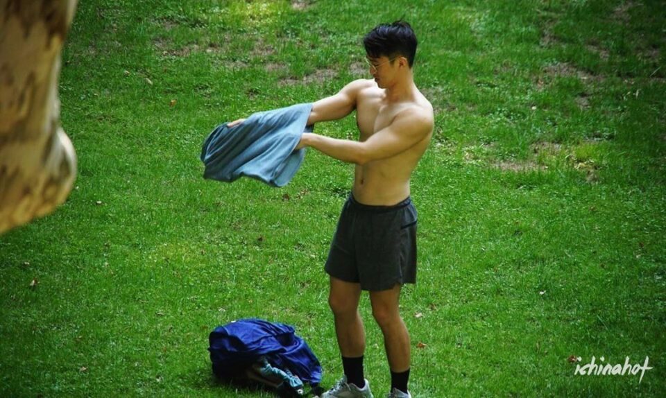 正装眼镜肌肉男蒙眼照被疯传，超多私照大放送 - 图5