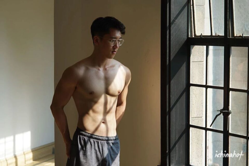 正装眼镜肌肉男蒙眼照被疯传，超多私照大放送 - 图8