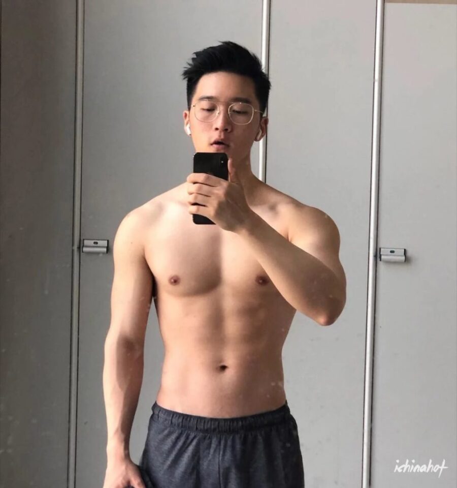 正装眼镜肌肉男蒙眼照被疯传，超多私照大放送 - 图14